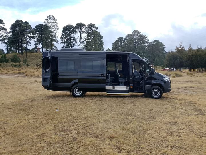 Sprinter de lado con la puerta lateral abierta