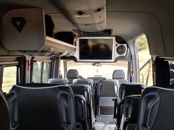 Interior de la Sprinter con la pantalla al frente