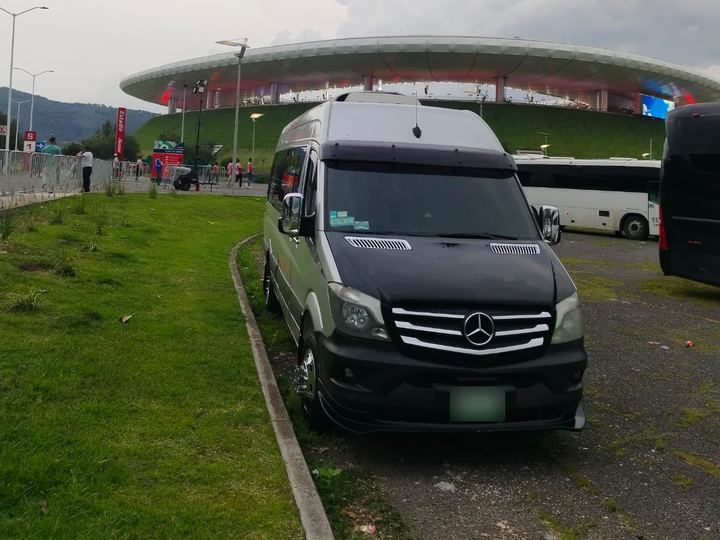 Sprinter estacionada frente a un estadio