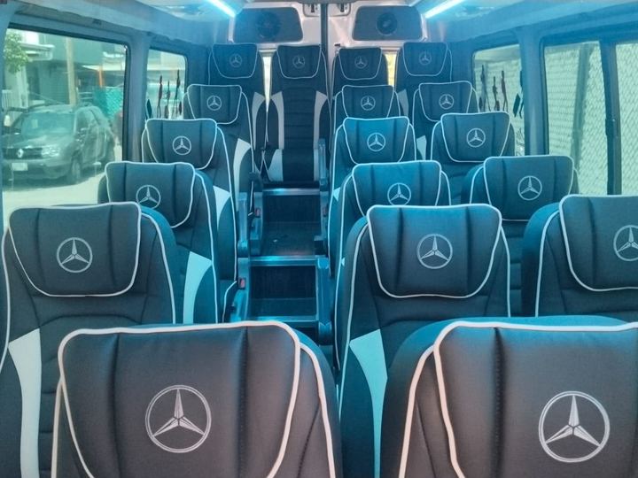 Asientos de vinipiel con el logo de Mercedes-Benz en el respaldo